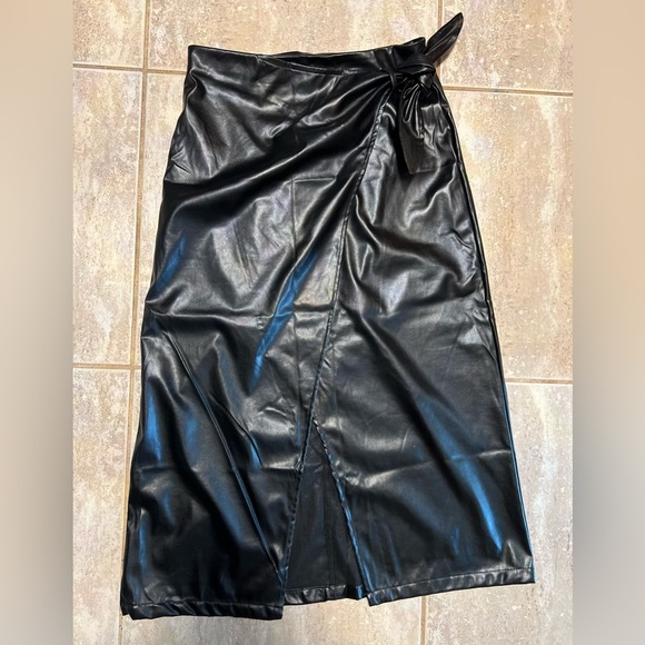 đź–¤SweatyRocks Elegant High Waist Knot Side Wrap PU Leather Midi Skirtđź–¤SZ Mđź–¤NWOT - Picture 4 of 15